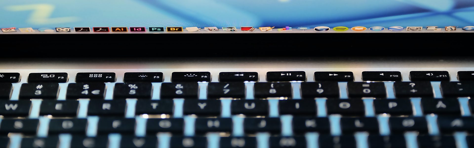 Et tastatur og det nederste af en computerskærm