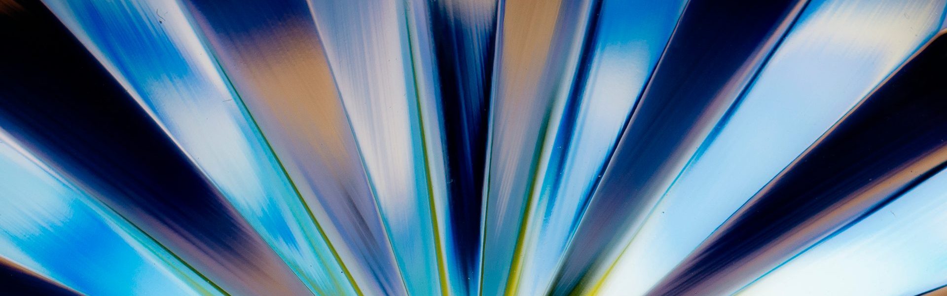 abstract billede af farverne blå, lilla grøn og hvide