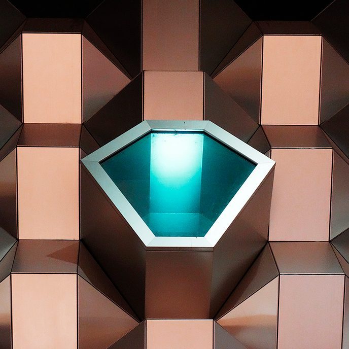futuristisk kasser i rødbrun med en diamantformet figur i blå