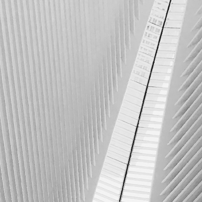 gråtonet abstrakt billede af hvid bygning