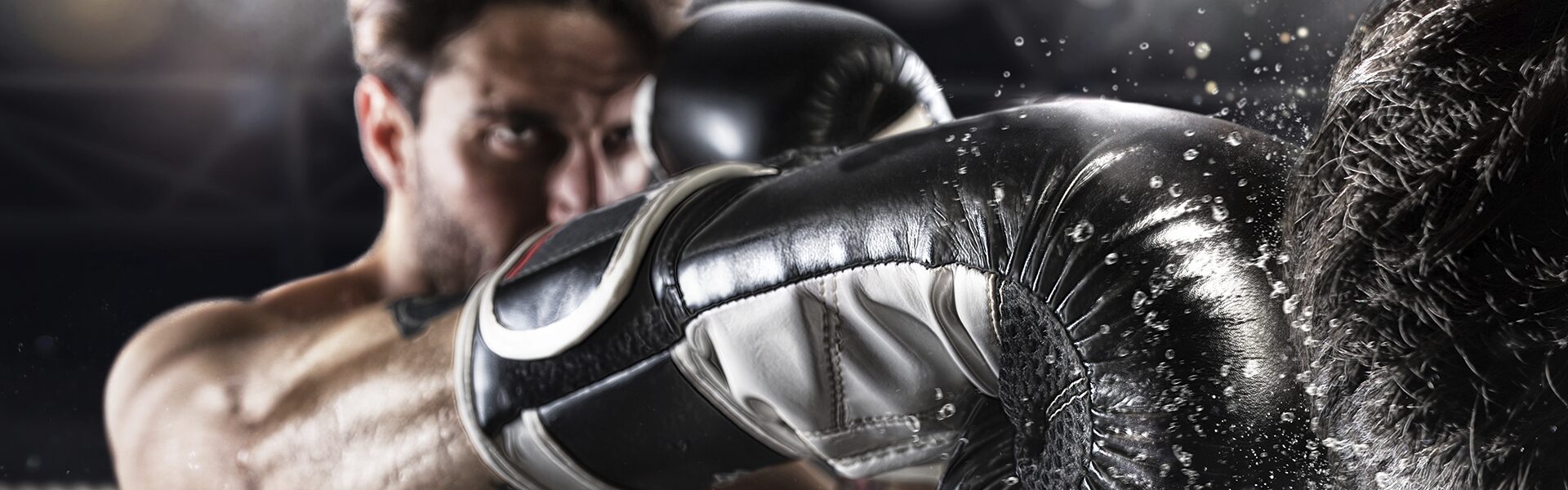 Billede af bokser, der slår modstander ud