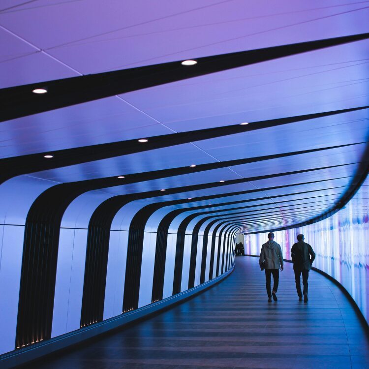 CBS - Future of Work. Mennesker der går i en lang lilla gang