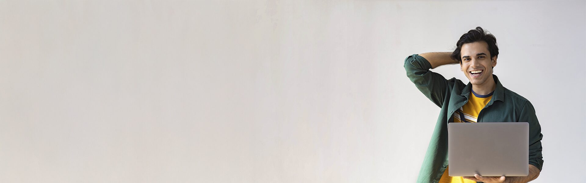 Billede af studerende med pc i hånden