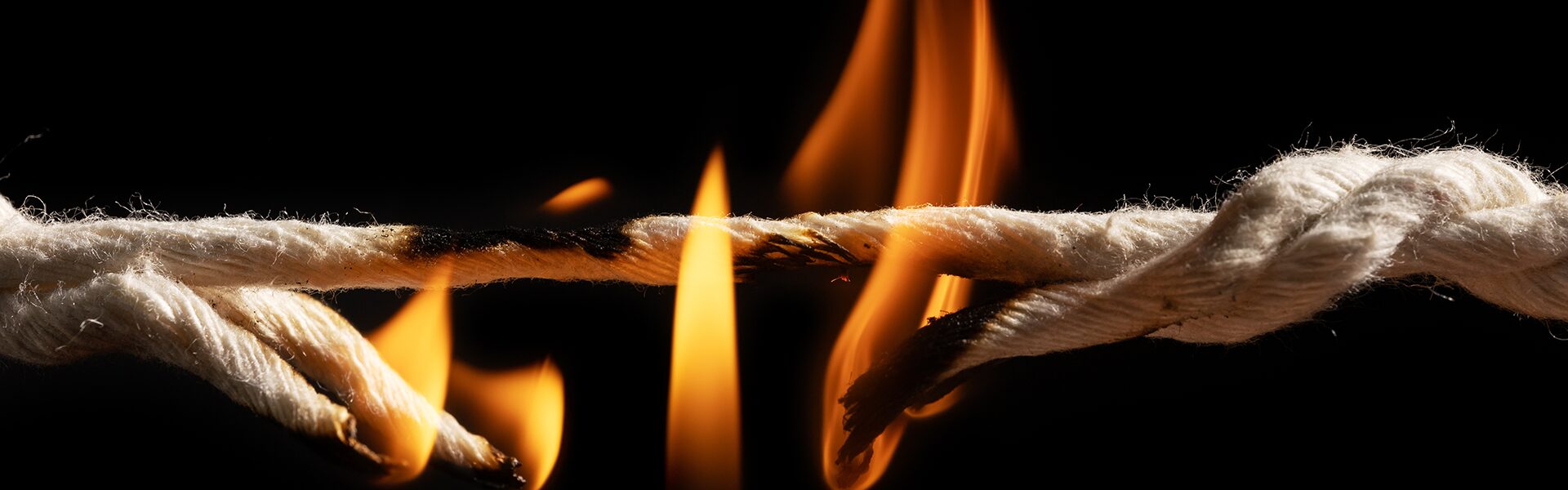 Billede af reb der er ved at brænde over på midten