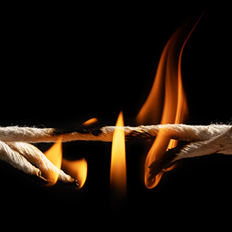 Billede af reb der er ved at brænde over på midten